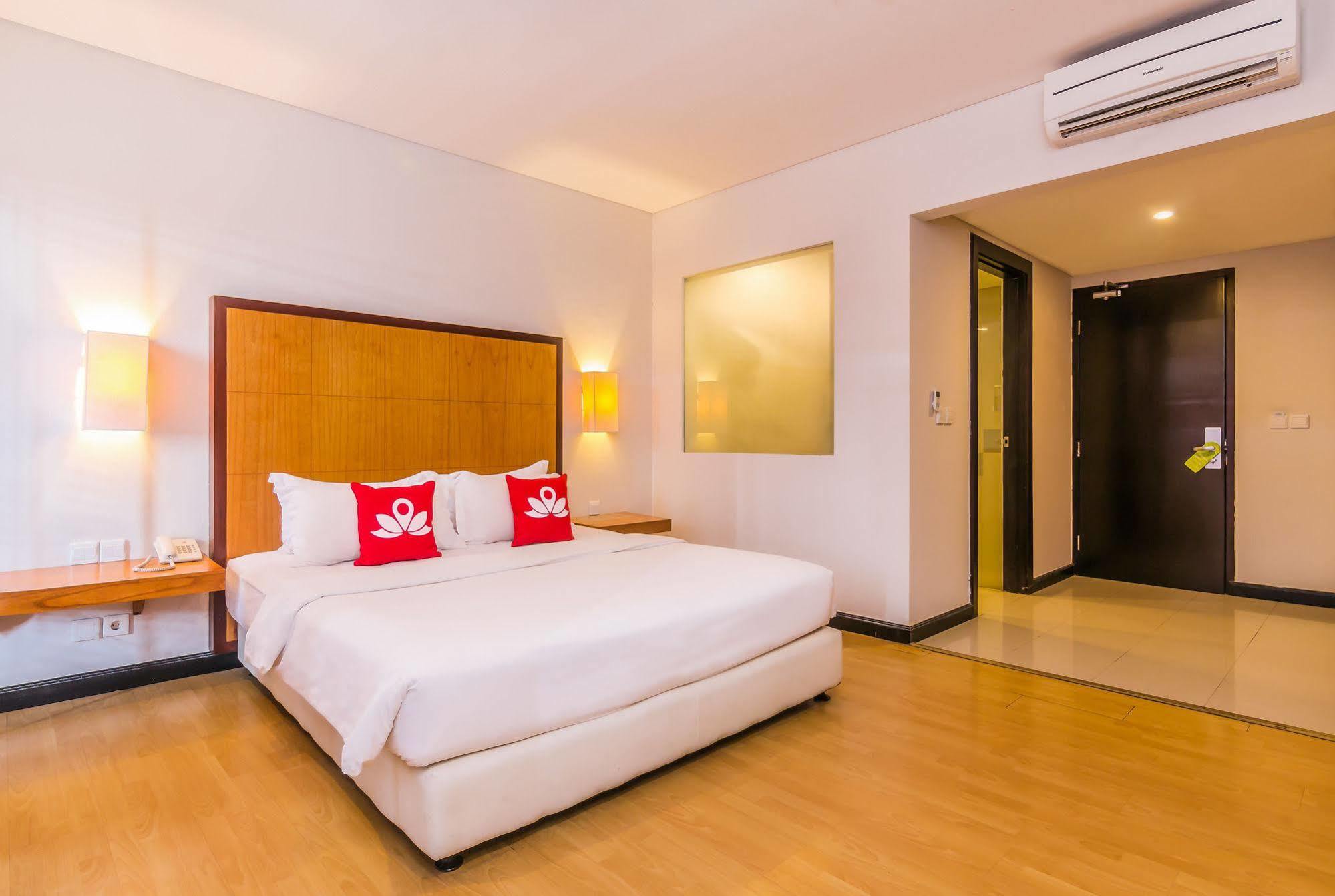 Zen Rooms Kuta Beach Poppies Lane Екстер'єр фото