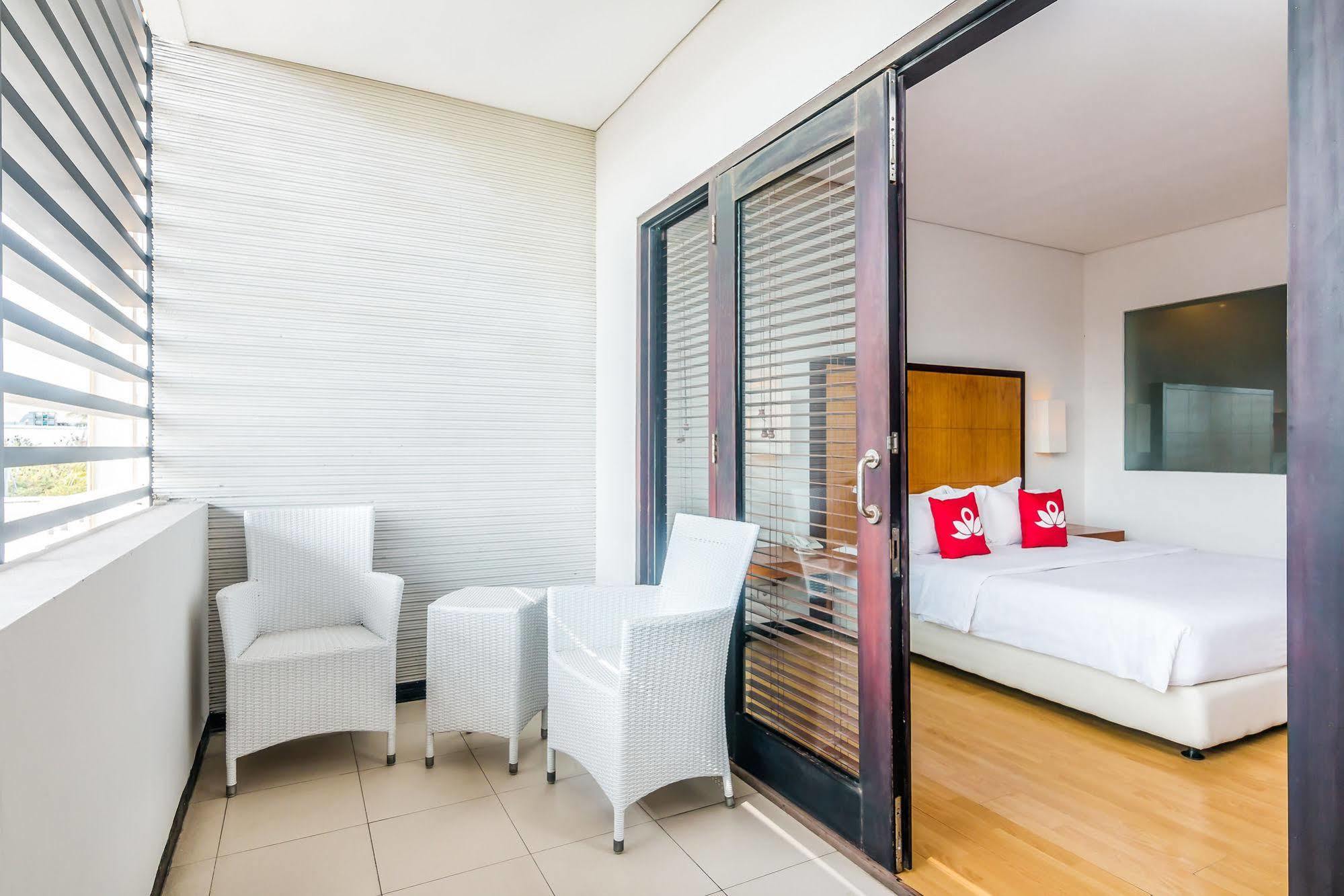 Zen Rooms Kuta Beach Poppies Lane Екстер'єр фото